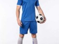 足球队员的球服：运动与时尚的结合