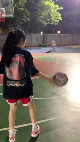 蛇姐的篮球技巧大全-第1张图片-寰星运动网