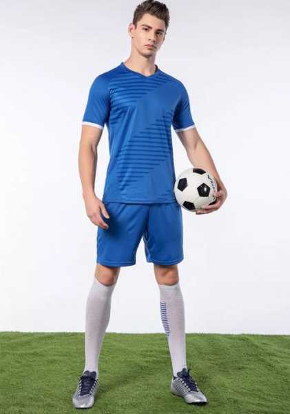 足球队员的球服：运动与时尚的结合-第1张图片-寰星运动网