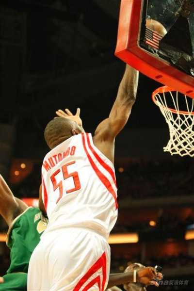 NBA球员惊人一扣：篮筐被扣倒的震撼瞬间-第2张图片-寰星运动网