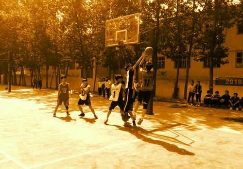篮球少年的热血岁月：在追梦篮球场上铭刻青春记忆-第3张图片-寰星运动网