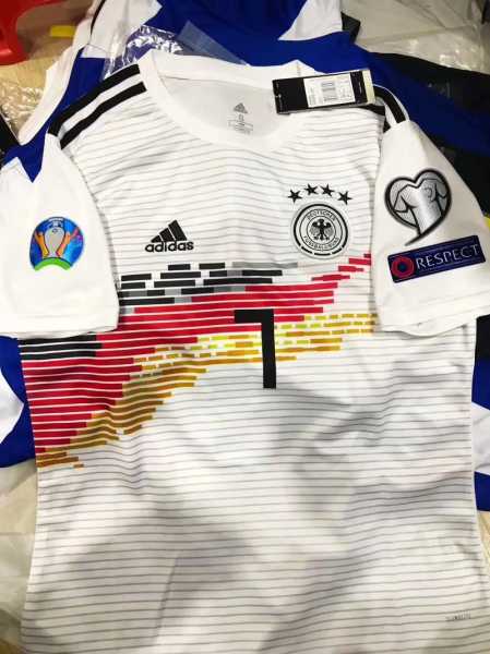 90世界杯德国队球衣：回顾与分析-第1张图片-寰星运动网